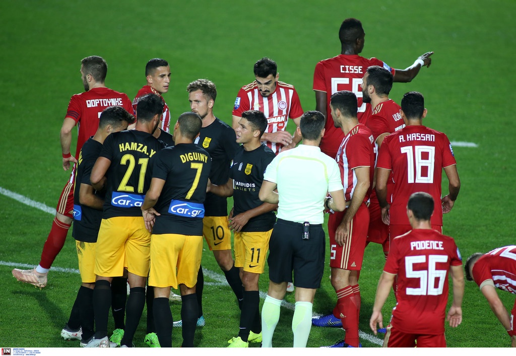 Άρης-Ολυμπιακός: «Πλακώθηκαν» Μπουχαλάκης-Ντιγκινί (photos)