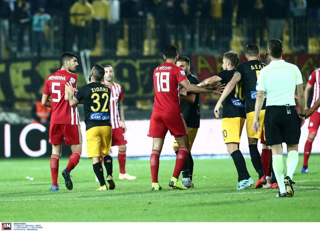 Άρης-Ολυμπιακός: «Πλακώθηκαν» Μπουχαλάκης-Ντιγκινί (photos)