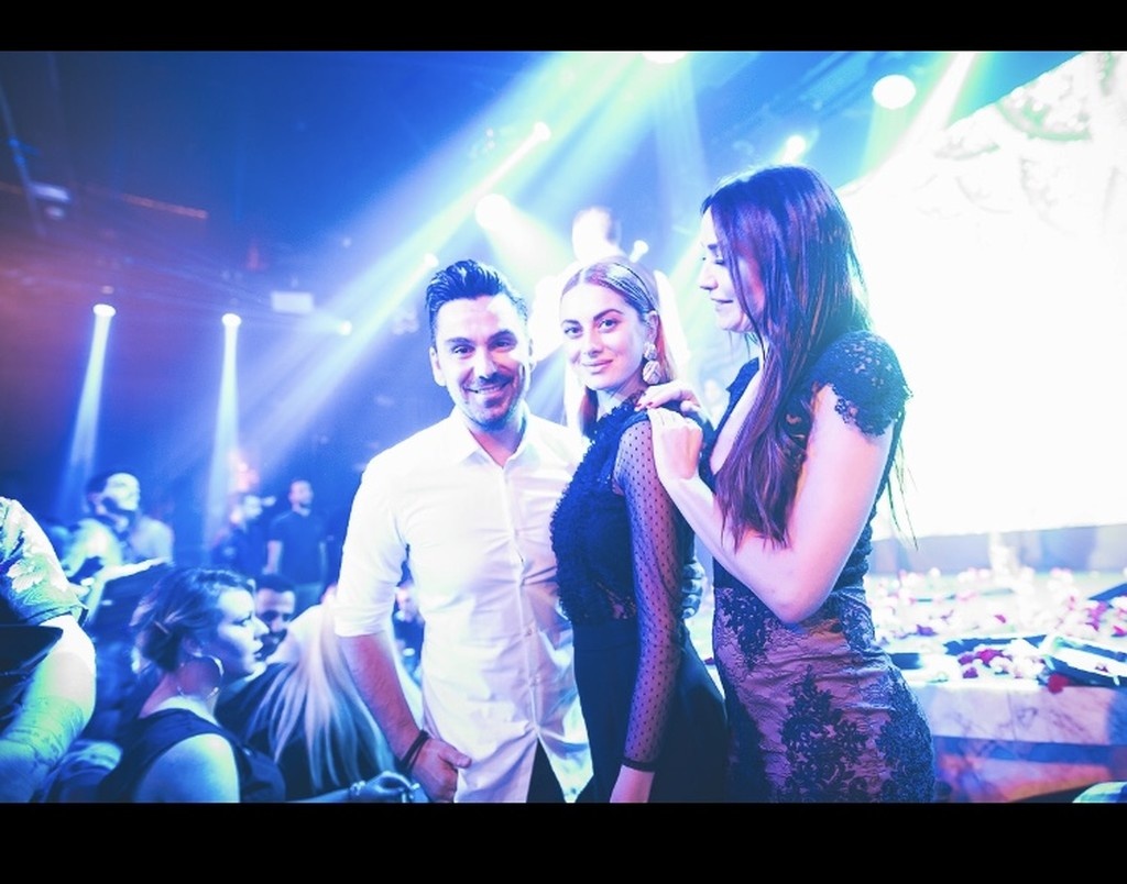 Οι celebrities τις Κυριακές ψηφίζουν Ηλία Βρεττό και TOKYO THEATER ATHENS