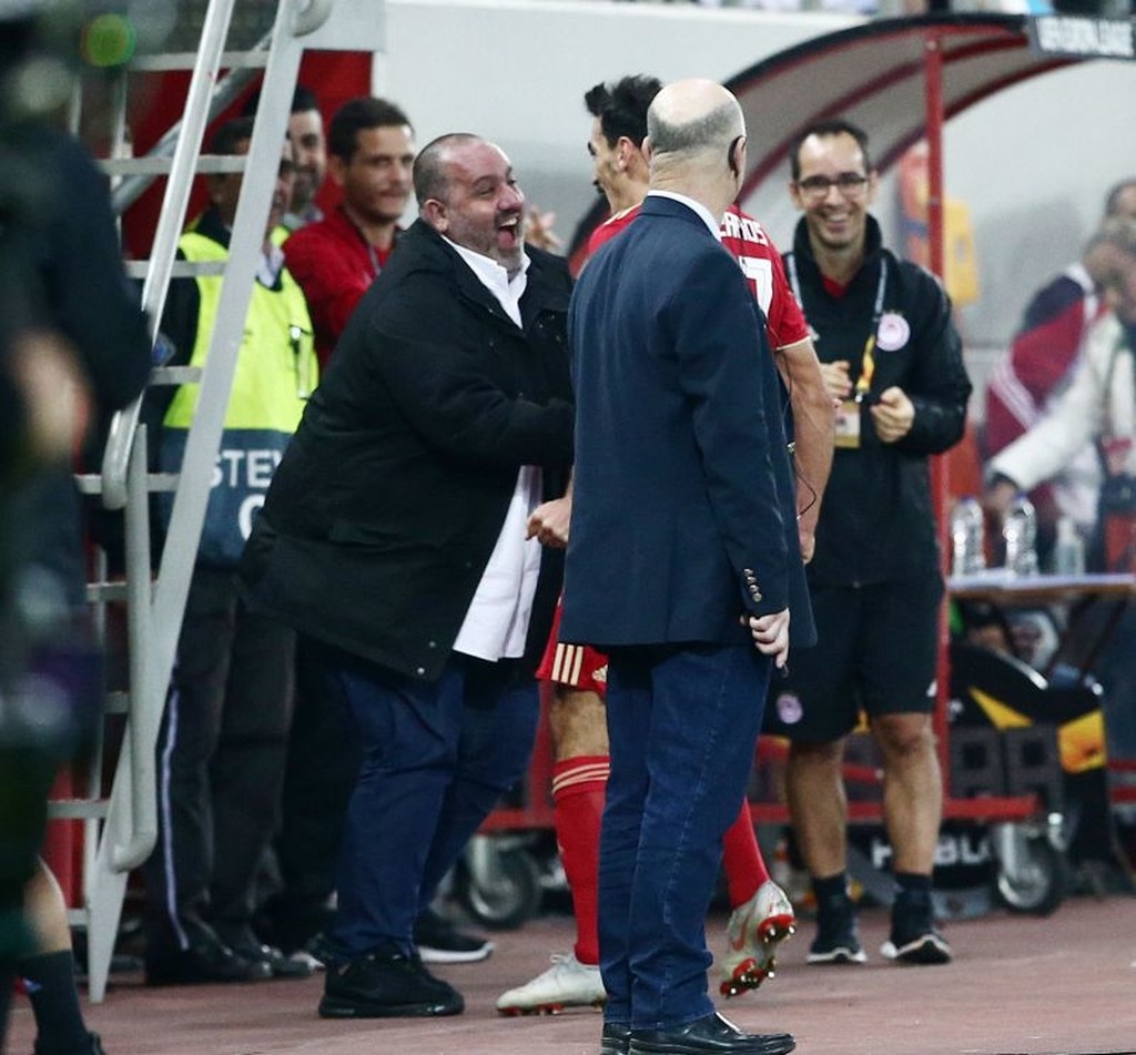 Ολυμπιακός-Ντουντελάνζ: «Τρέλα» Λάζαρου με το ψαλίδι και αγκαλιά με Καραπαπά (photos)