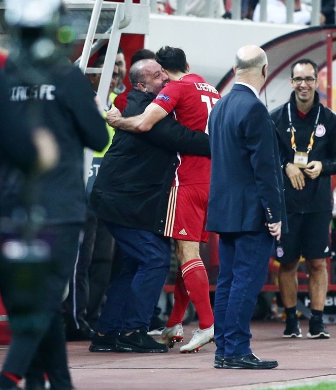 Ολυμπιακός-Ντουντελάνζ: «Τρέλα» Λάζαρου με το ψαλίδι και αγκαλιά με Καραπαπά (photos)