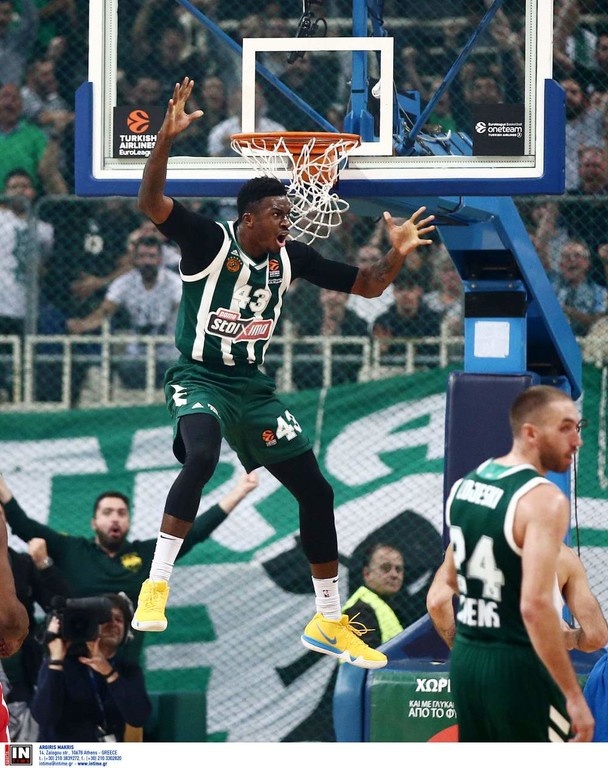 Αποθέωσε τον Θανάση ο Γιάννης Αντετοκούνμπο (photo)