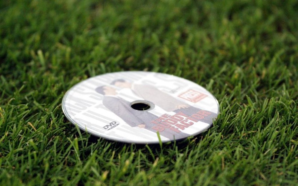 Ένα... dvd με την ταινία «The Buddy Factory» στο χορτάρι του «Καραϊσκάκης» τον Δεκέμβριο του 2004!
