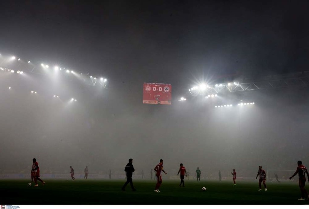 Ολυμπιακός-Παναθηναϊκός: Χαμός και καθυστέρηση στο ντέρμπι - Έβαλαν «φωτιά» στις εξέδρες (photos)