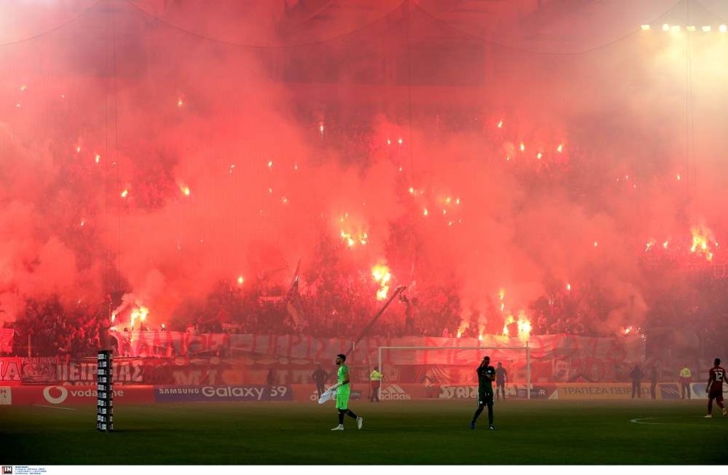 Ολυμπιακός-Παναθηναϊκός: Χαμός και καθυστέρηση στο ντέρμπι - Έβαλαν «φωτιά» στις εξέδρες (photos)