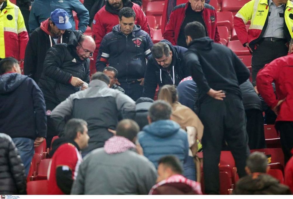 Οπαδός του Ολυμπιακού έχασε τις αισθήσεις του, αγωνία για την κατάστασή του (photos)