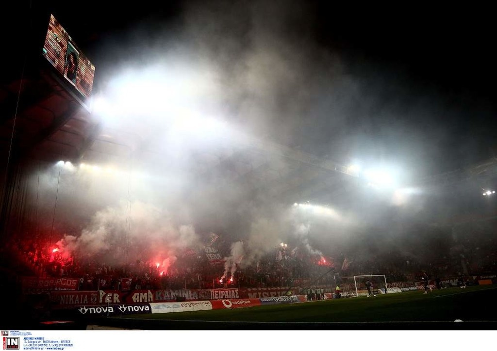 Ολυμπιακός-Παναθηναϊκός: Χαμός και καθυστέρηση στο ντέρμπι - Έβαλαν «φωτιά» στις εξέδρες (photos)
