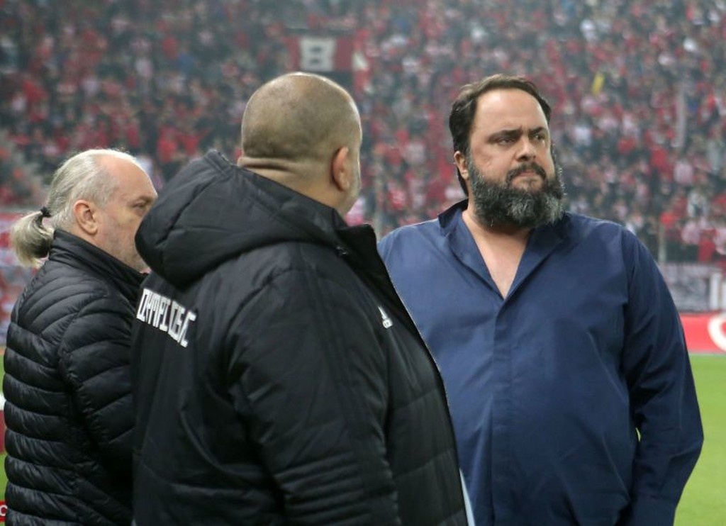 Ολυμπιακός – Παναθηναϊκός: Στον αγωνιστικό χώρο ο Μαρινάκης (photos)