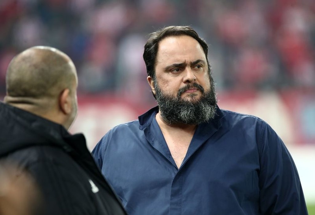 Ολυμπιακός – Παναθηναϊκός: Στον αγωνιστικό χώρο ο Μαρινάκης (photos)