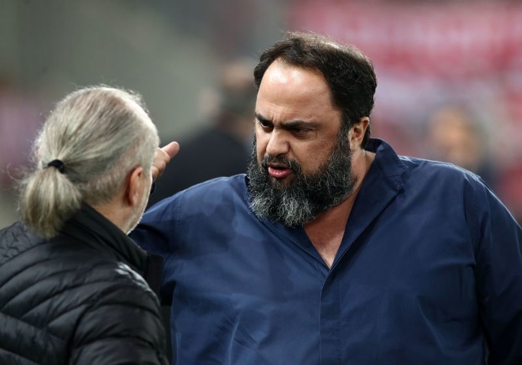 Ολυμπιακός – Παναθηναϊκός: Στον αγωνιστικό χώρο ο Μαρινάκης (photos)