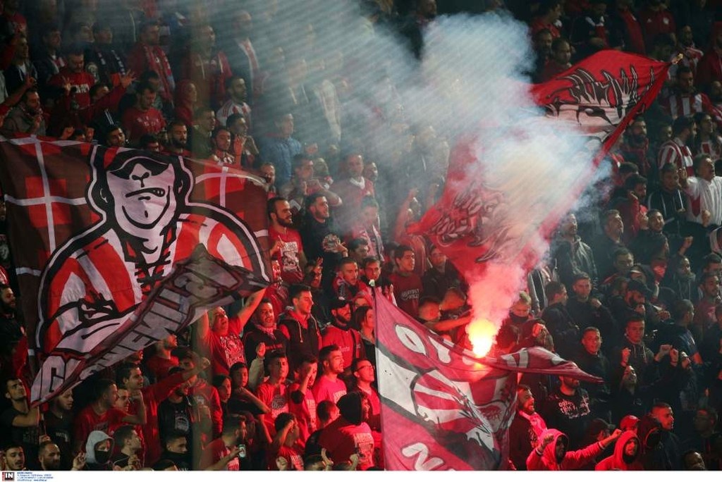 Ολυμπιακός-Παναθηναϊκός: Χαμός και καθυστέρηση στο ντέρμπι - Έβαλαν «φωτιά» στις εξέδρες (photos)