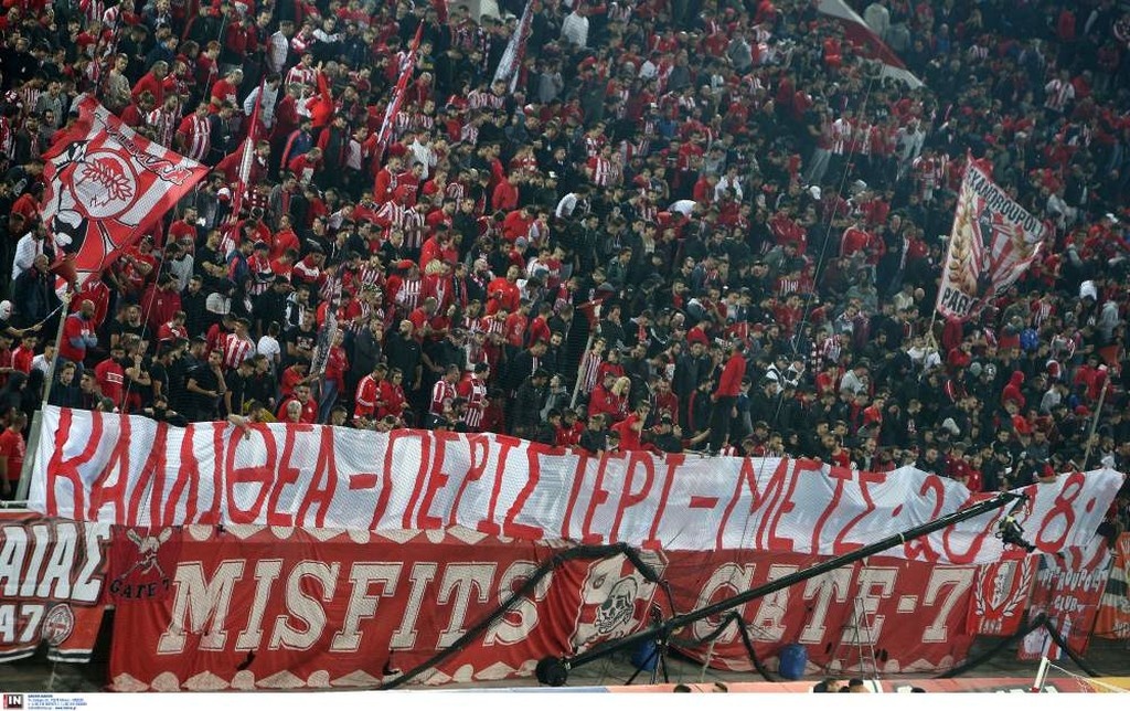 Ολυμπιακός-Παναθηναϊκός: Χαμός και καθυστέρηση στο ντέρμπι - Έβαλαν «φωτιά» στις εξέδρες (photos)