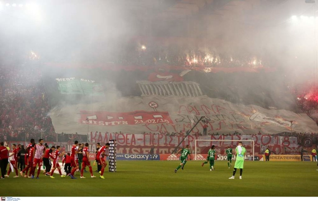 Ολυμπιακός-Παναθηναϊκός: Χαμός και καθυστέρηση στο ντέρμπι - Έβαλαν «φωτιά» στις εξέδρες (photos)