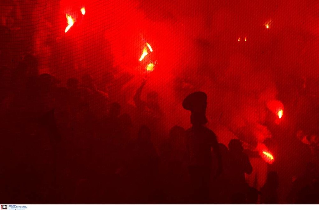 Ολυμπιακός-Παναθηναϊκός: Χαμός και καθυστέρηση στο ντέρμπι - Έβαλαν «φωτιά» στις εξέδρες (photos)