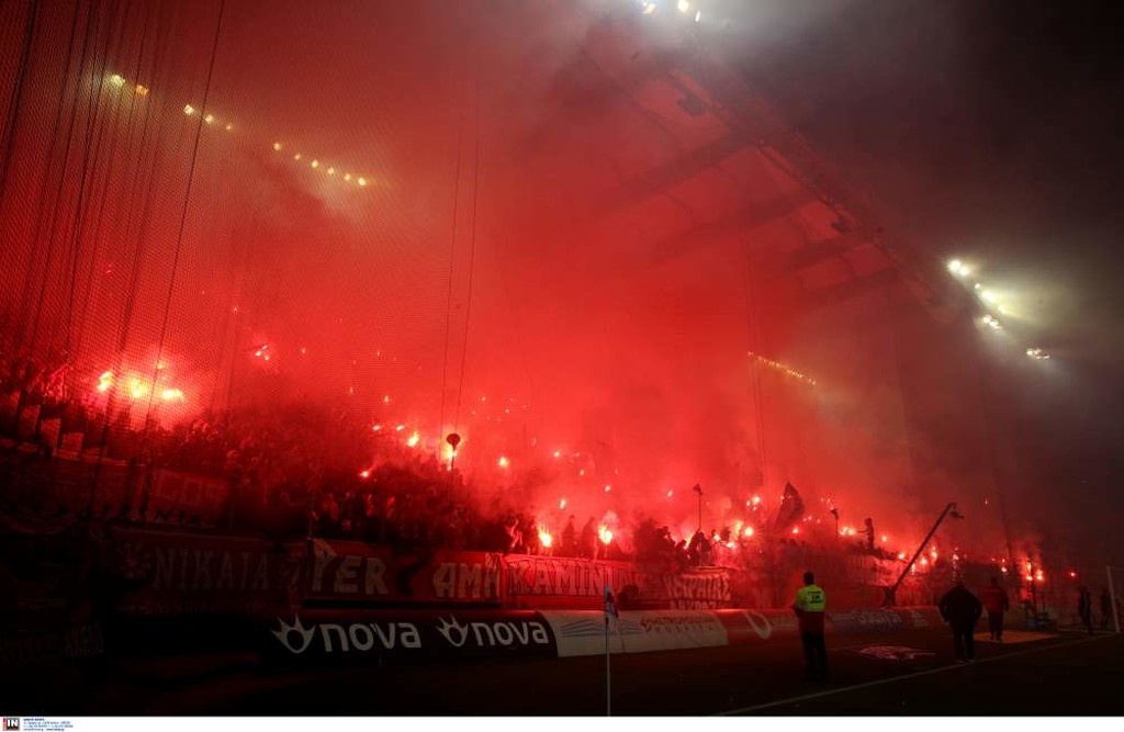 Ολυμπιακός-Παναθηναϊκός: Χαμός και καθυστέρηση στο ντέρμπι - Έβαλαν «φωτιά» στις εξέδρες (photos)