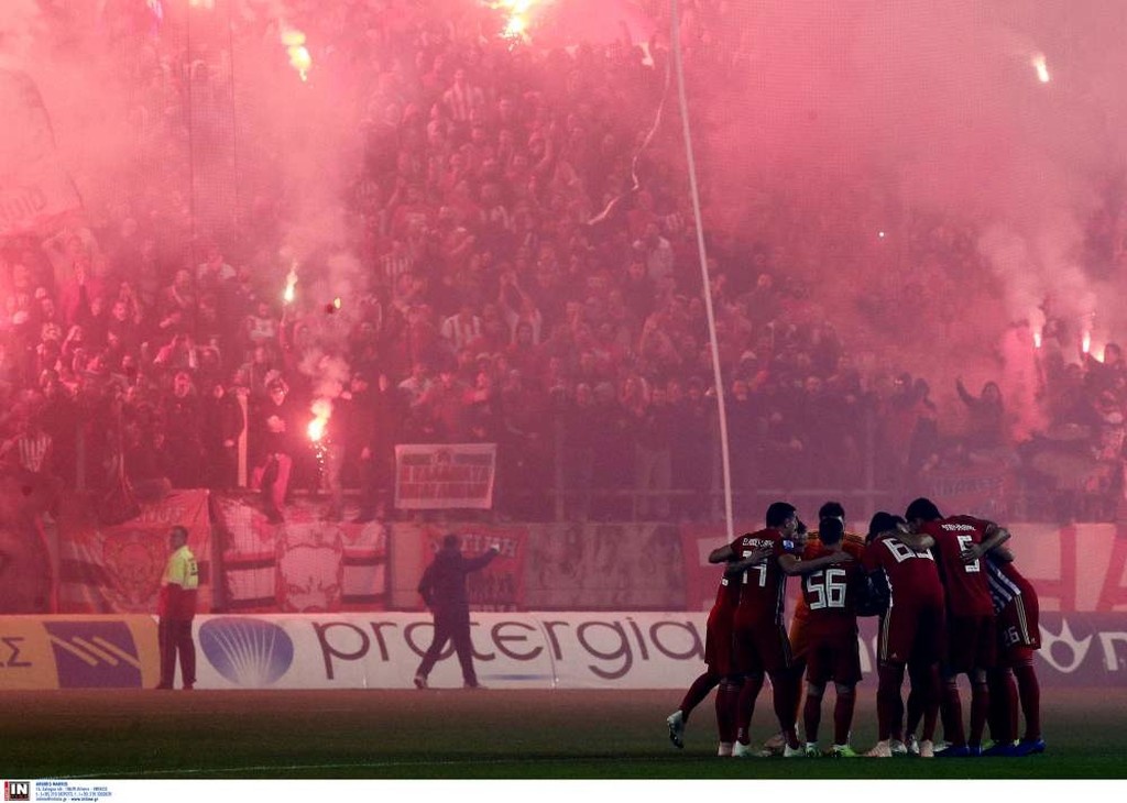 Ολυμπιακός-Παναθηναϊκός: Χαμός και καθυστέρηση στο ντέρμπι - Έβαλαν «φωτιά» στις εξέδρες (photos)