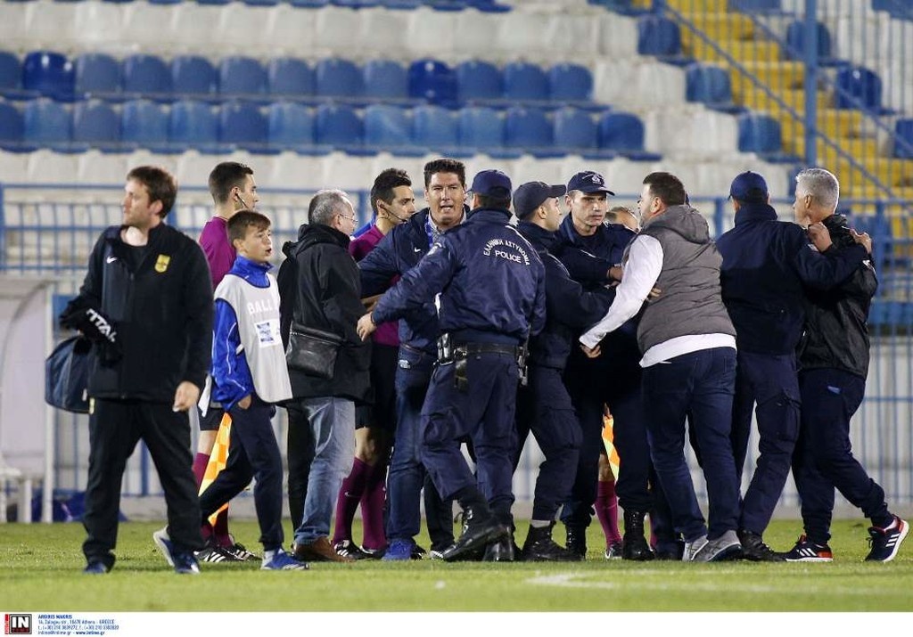 Χαμός στη Ριζούπολη: Ένταση και «πέσιμο» στο διαιτητή μετά το «διπλό» του Άρη (photos)