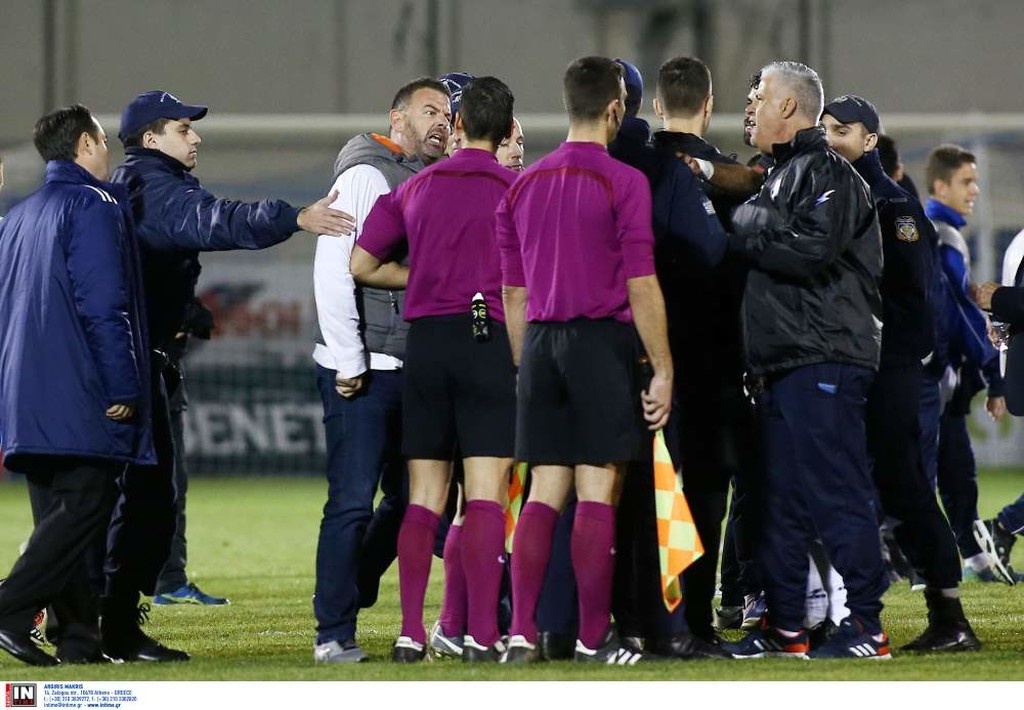 Χαμός στη Ριζούπολη: Ένταση και «πέσιμο» στο διαιτητή μετά το «διπλό» του Άρη (photos)
