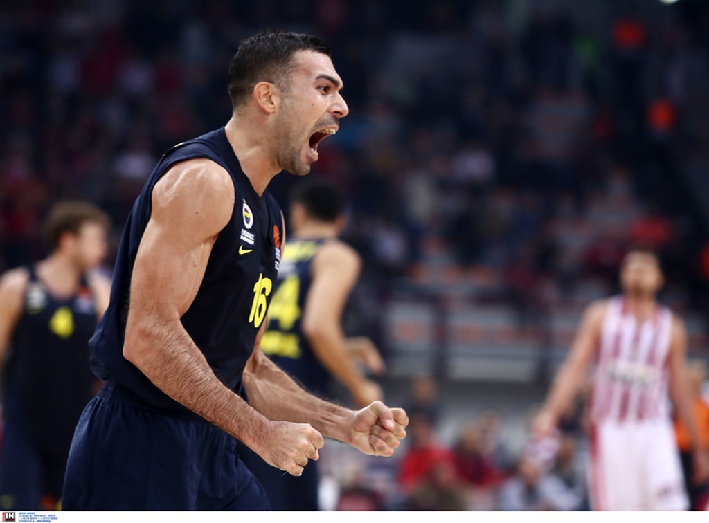 Ολυμπιακός-Φενέρμπαχτσε: Ο πανηγυρισμός Σλούκα που έβαλε «μπουρλότο» στο ΣΕΦ (photos)