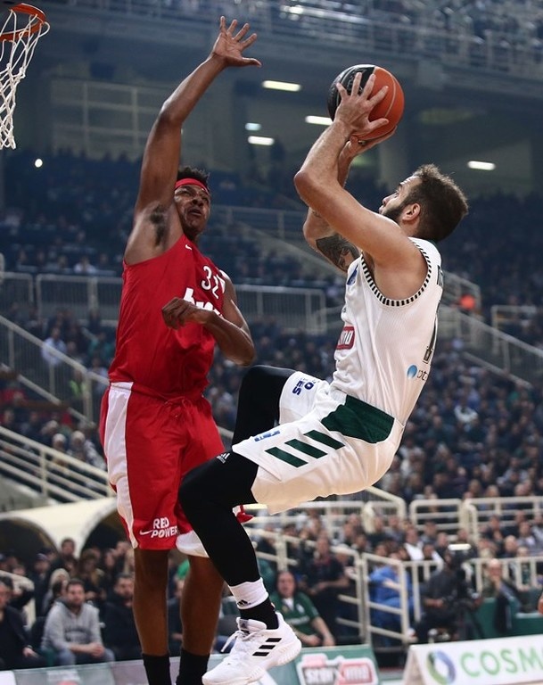 Απέναντί του κάνει… Παππάδες! (photos+videos)