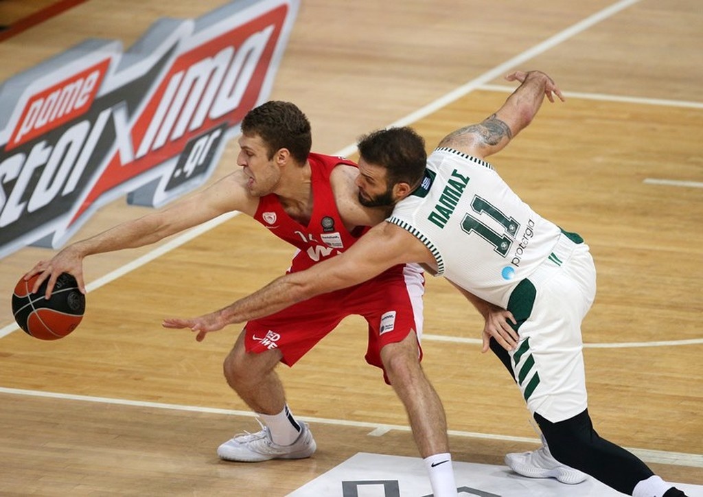 Απέναντί του κάνει… Παππάδες! (photos+videos)