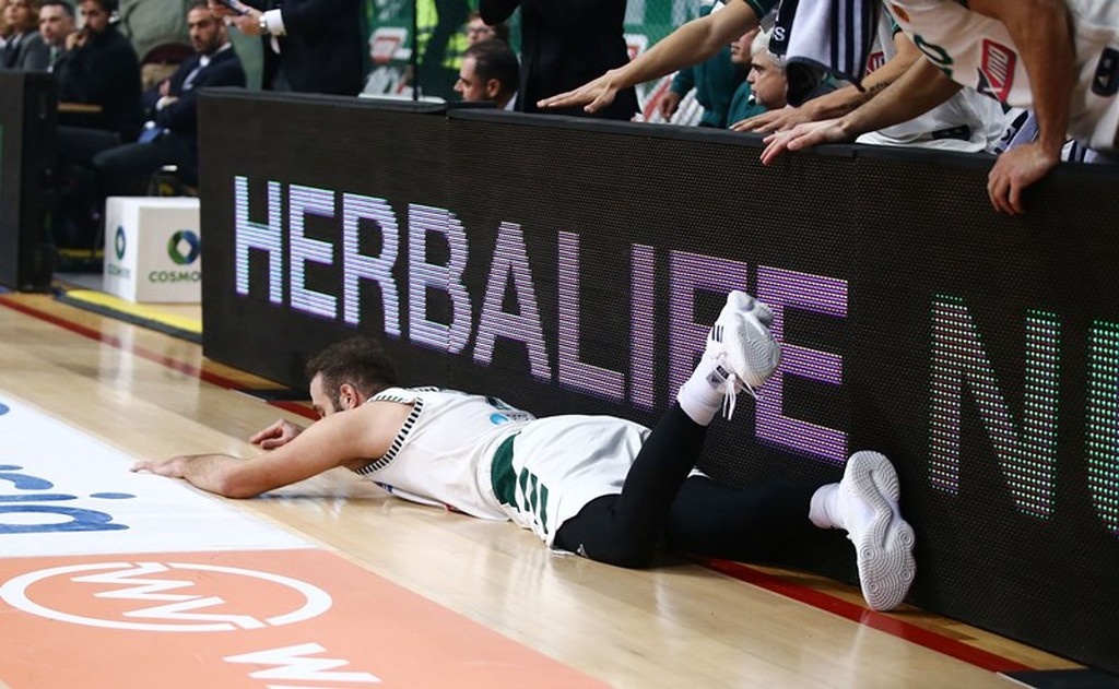 Απέναντί του κάνει… Παππάδες! (photos+videos)