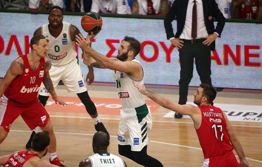 Απέναντί του κάνει… Παππάδες! (photos+videos)