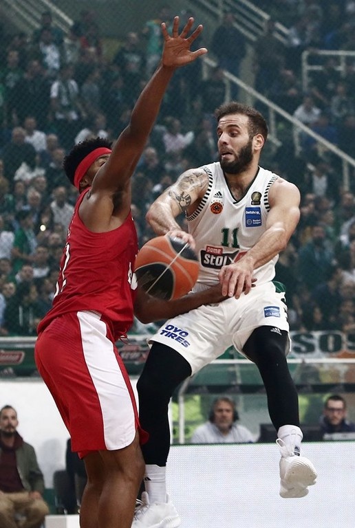 Απέναντί του κάνει… Παππάδες! (photos+videos)