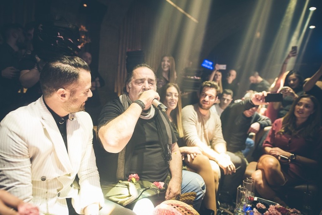 Ο Βασίλης Καρράς διασκέδασε στον Ηλία Βρεττό- Δείτε ποιοι άλλοι βρέθηκαν στο TOKYO THEATER ATHENS