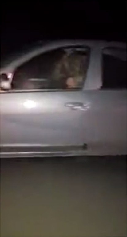 Ζευγάρι το έκανε μέσα σε εν κινήσει αυτοκίνητο! (photos)