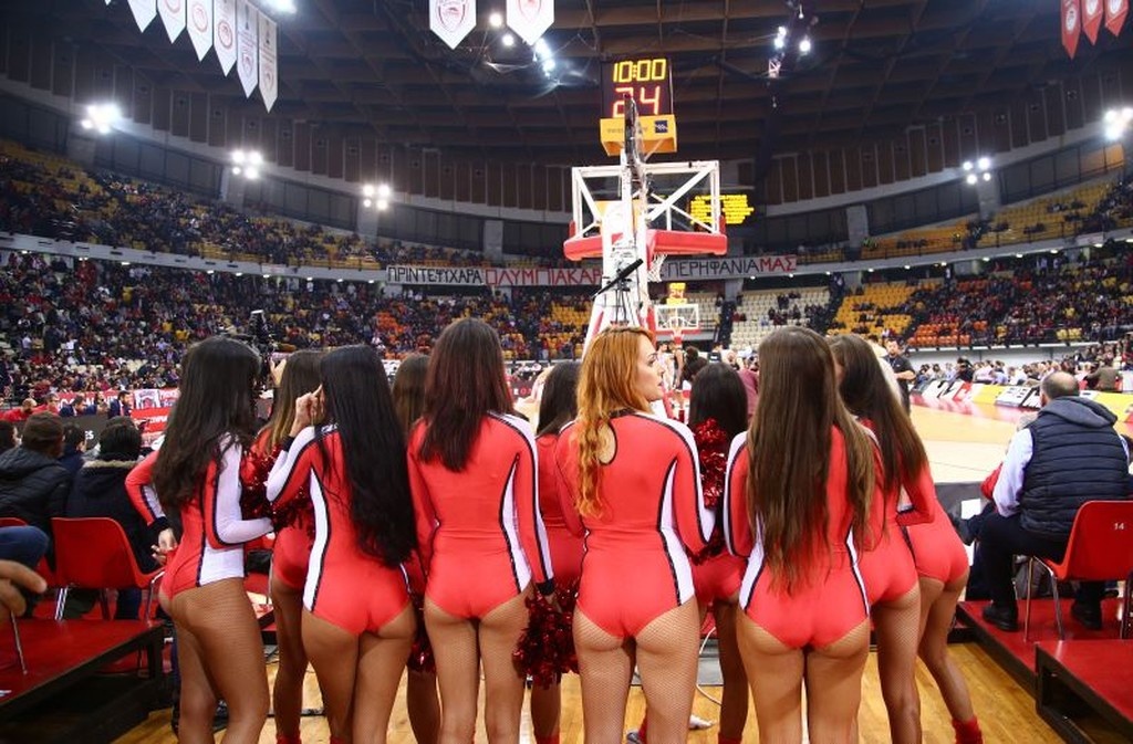 Τα σέξι κορίτσια του ΣΕΦ στο Ολυμπιακός – Ρεάλ Μαδρίτης (photos)