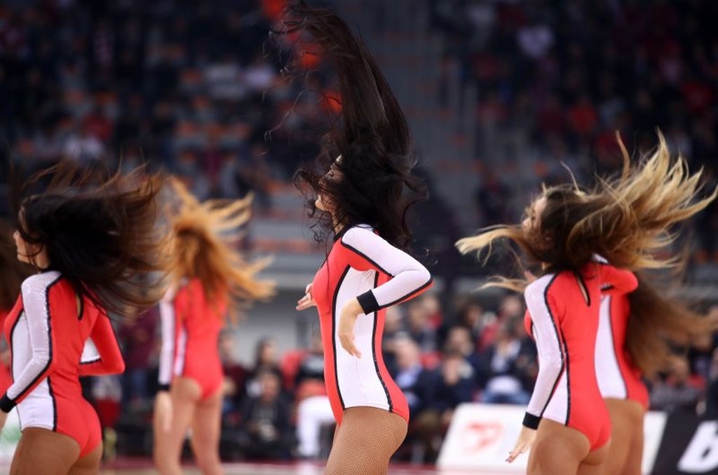 Τα σέξι κορίτσια του ΣΕΦ στο Ολυμπιακός – Ρεάλ Μαδρίτης (photos)