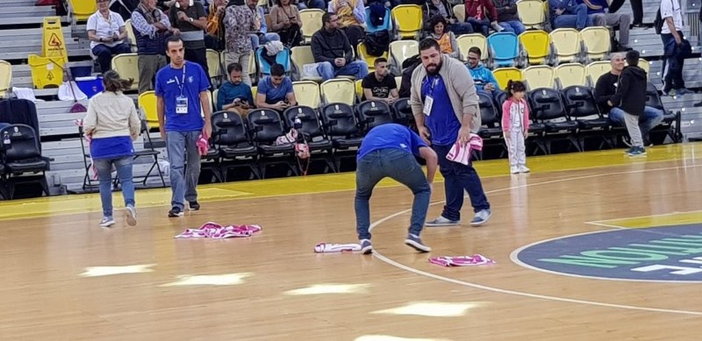 Απίστευτο σκηνικό στην Euroleague: Με… ομπρέλες στο γήπεδο της Γκραν Κανάρια! (photos)