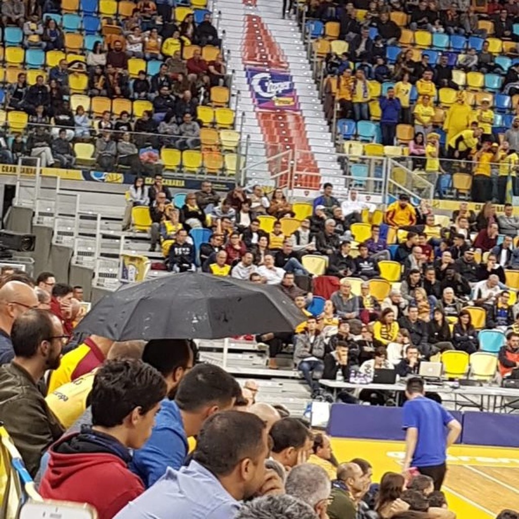 Απίστευτο σκηνικό στην Euroleague: Με… ομπρέλες στο γήπεδο της Γκραν Κανάρια! (photos)