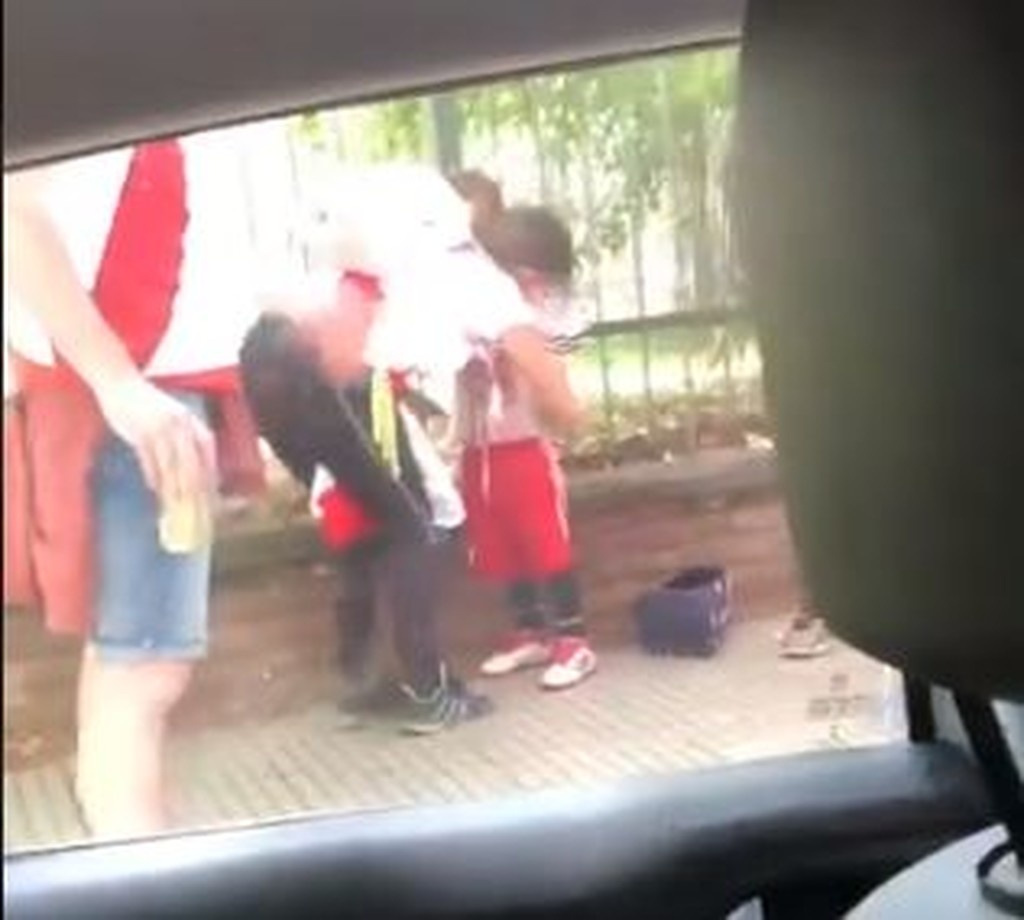 Έζωσαν παιδί με φωτοβολίδες για να τις περάσουν στο Ρίβερ – Μπόκα! (video+photos)