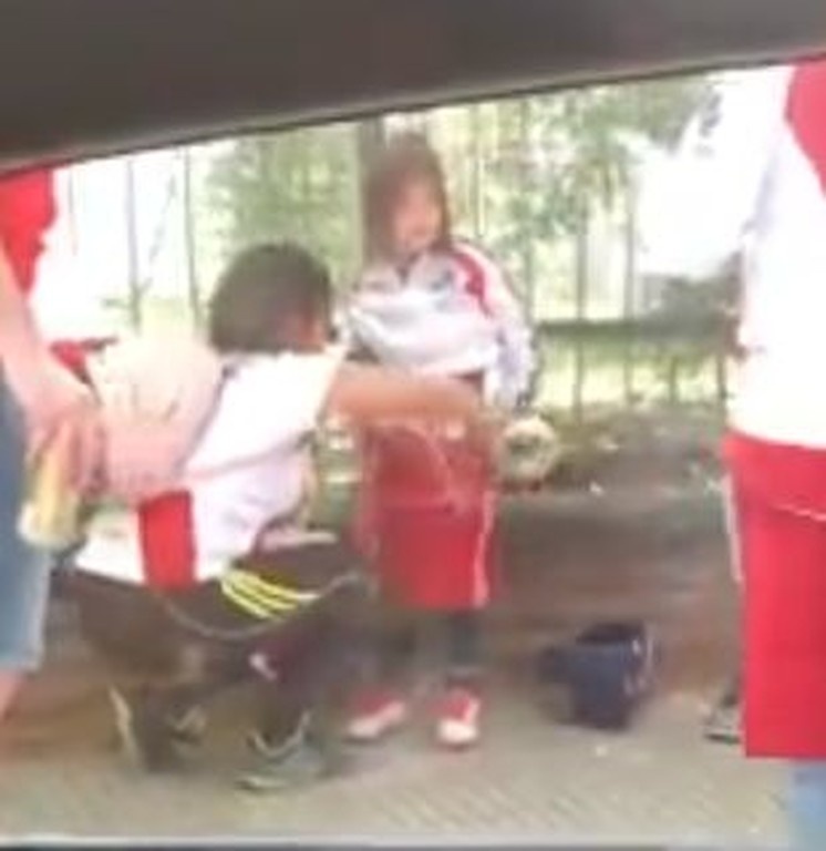 Έζωσαν παιδί με φωτοβολίδες για να τις περάσουν στο Ρίβερ – Μπόκα! (video+photos)