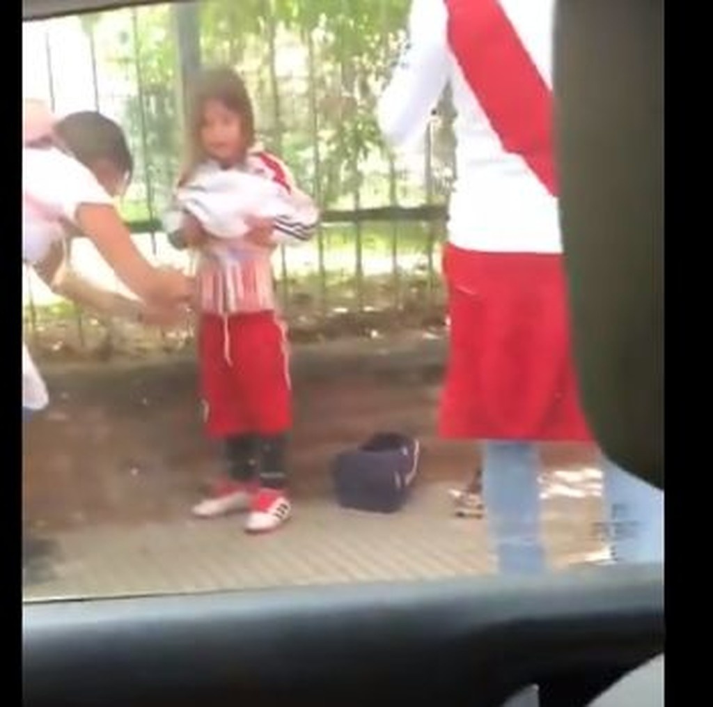 Έζωσαν παιδί με φωτοβολίδες για να τις περάσουν στο Ρίβερ – Μπόκα! (video+photos)