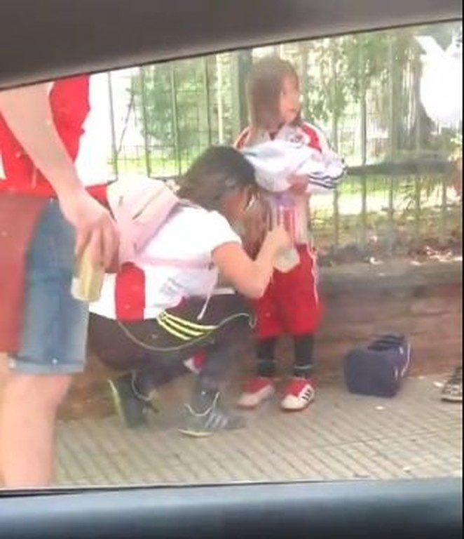 Έζωσαν παιδί με φωτοβολίδες για να τις περάσουν στο Ρίβερ – Μπόκα! (video+photos)