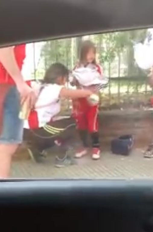 Έζωσαν παιδί με φωτοβολίδες για να τις περάσουν στο Ρίβερ – Μπόκα! (video+photos)