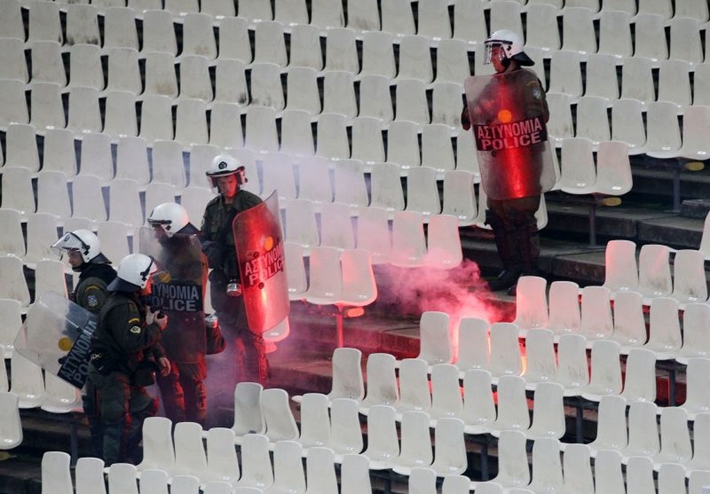 ΑΕΚ – Άγιαξ: Μολότοφ και άγριο ξύλο στο ΟΑΚΑ (video+photos)