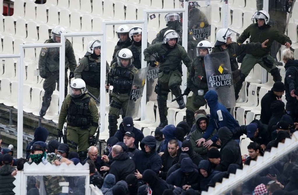 ΑΕΚ – Άγιαξ: Μολότοφ και άγριο ξύλο στο ΟΑΚΑ (video+photos)