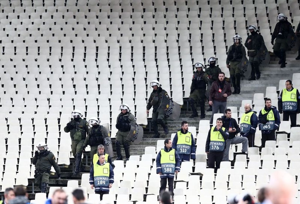 ΑΕΚ – Άγιαξ: Σοβαρά επεισόδια στο ΟΑΚΑ! (photos)