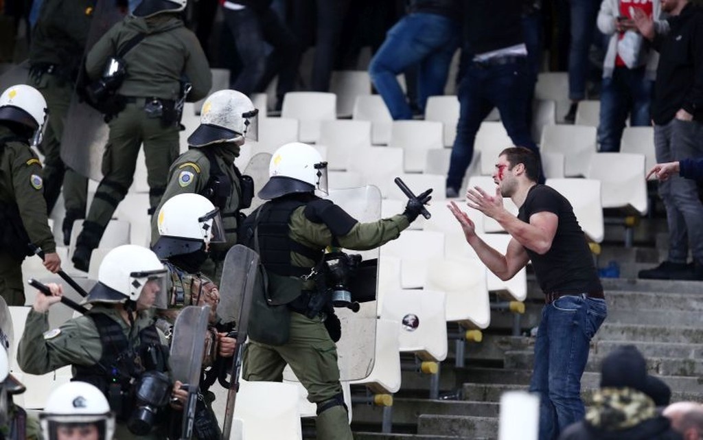 ΑΕΚ – Άγιαξ: Σοβαρά επεισόδια στο ΟΑΚΑ! (photos)