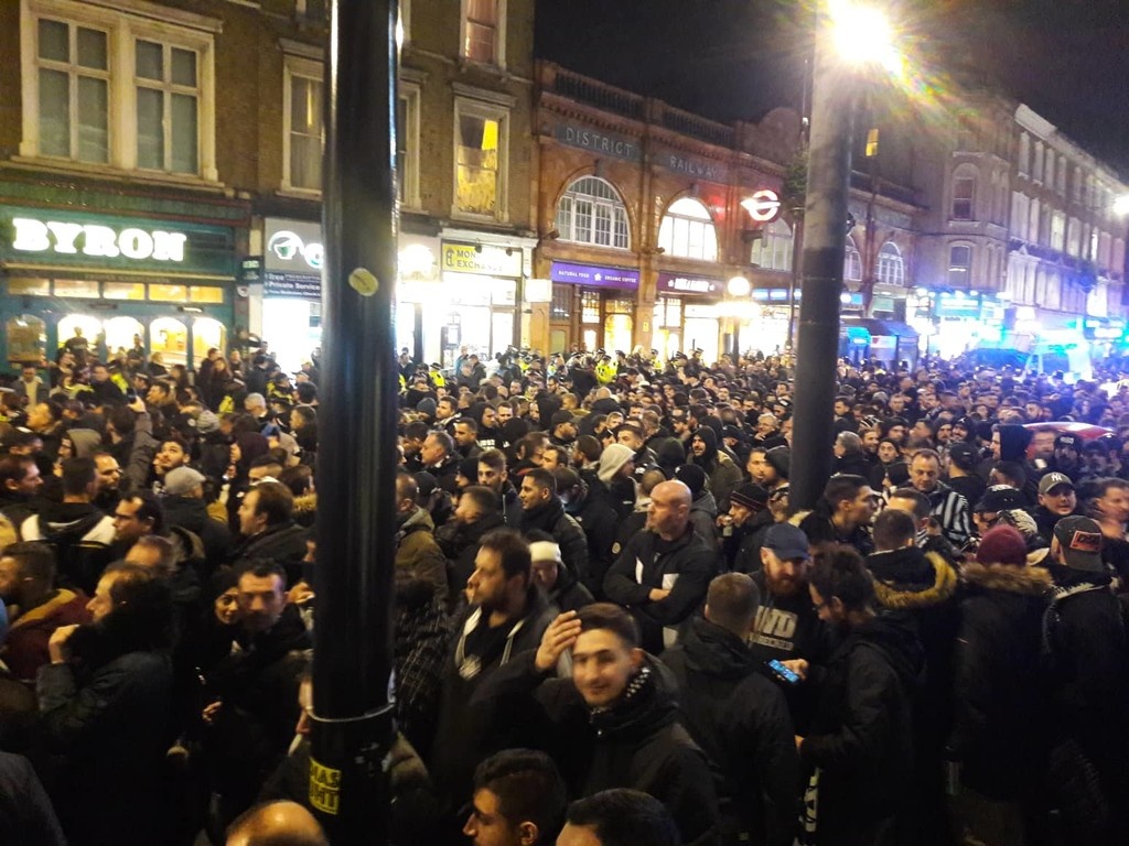 Οπαδοί του ΠΑΟΚ έκαναν... Τούμπα το Λονδίνο (photos, video)