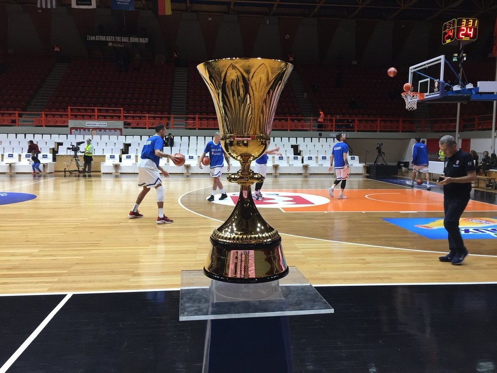 Το τρόπαιο του Παγκοσμίου Κυπέλλου στην Πάτρα (photos)