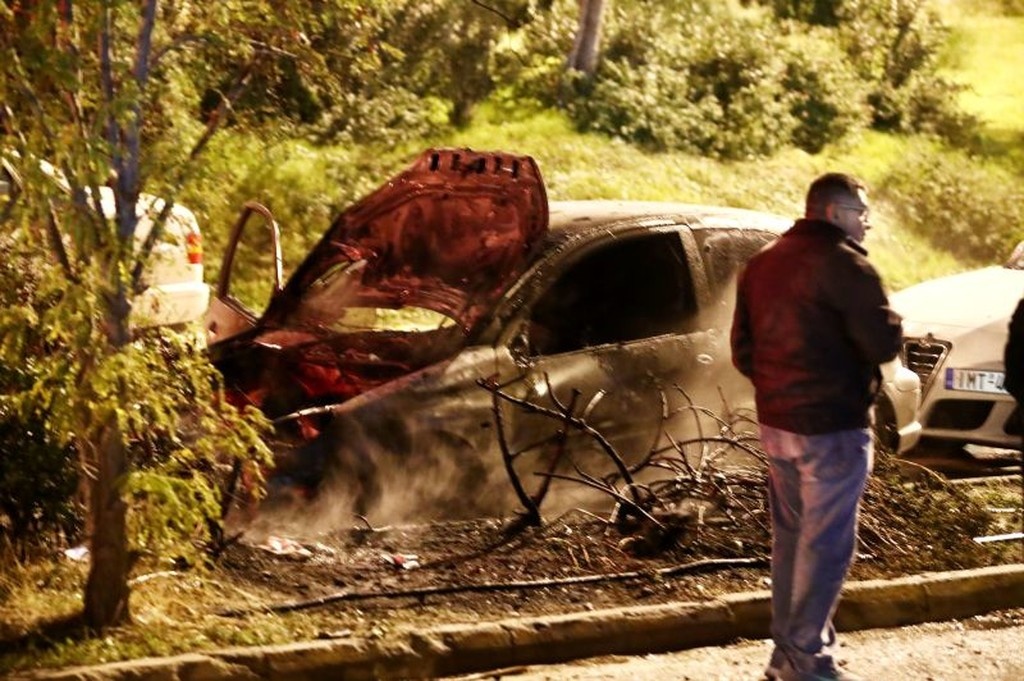 Χάος στο ΣΕΦ με δακρυγόνα και καμένα οχήματα! (photos)