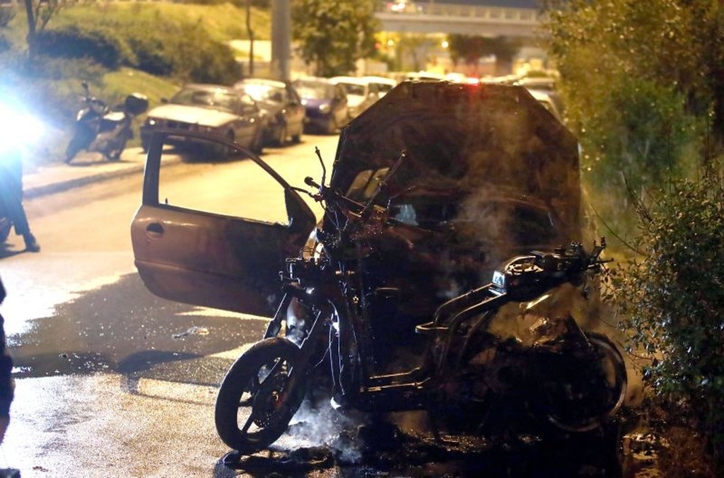 Χάος στο ΣΕΦ με δακρυγόνα και καμένα οχήματα! (photos)