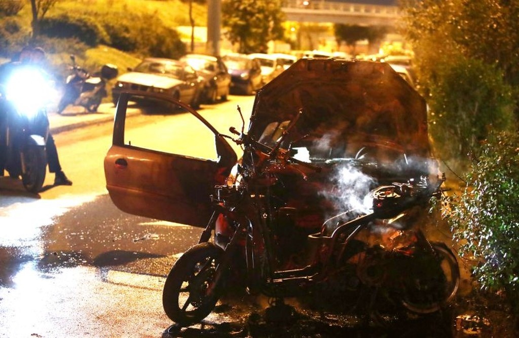 Χάος στο ΣΕΦ με δακρυγόνα και καμένα οχήματα! (photos)