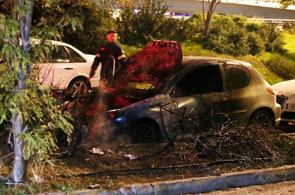 Χάος στο ΣΕΦ με δακρυγόνα και καμένα οχήματα! (photos)