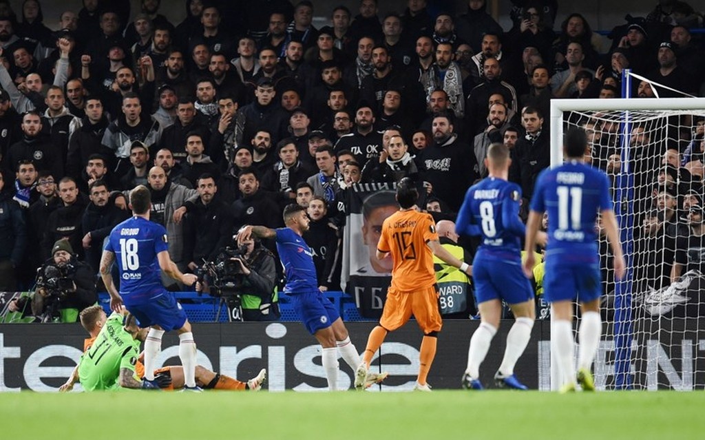 Τσέλσι-ΠΑΟΚ: Έπαθαν πλάκα οι Άγγλοι με τον κόσμο του Δικεφάλου (photos+videos)